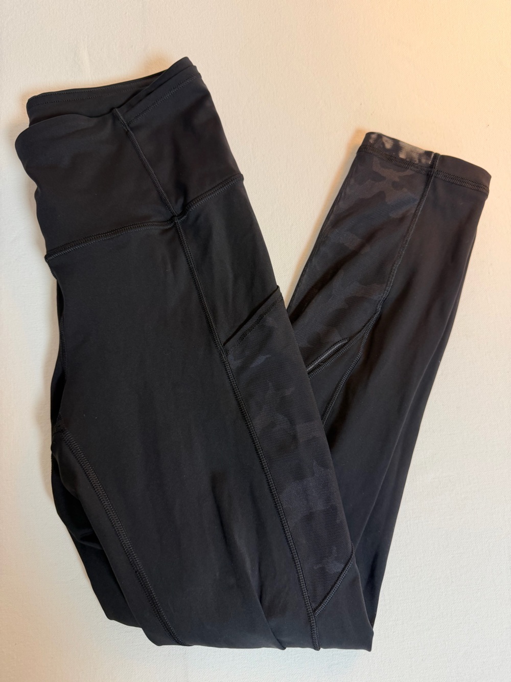 Lululemon women’s black cropped leggings with camo mesh trim, side pockets